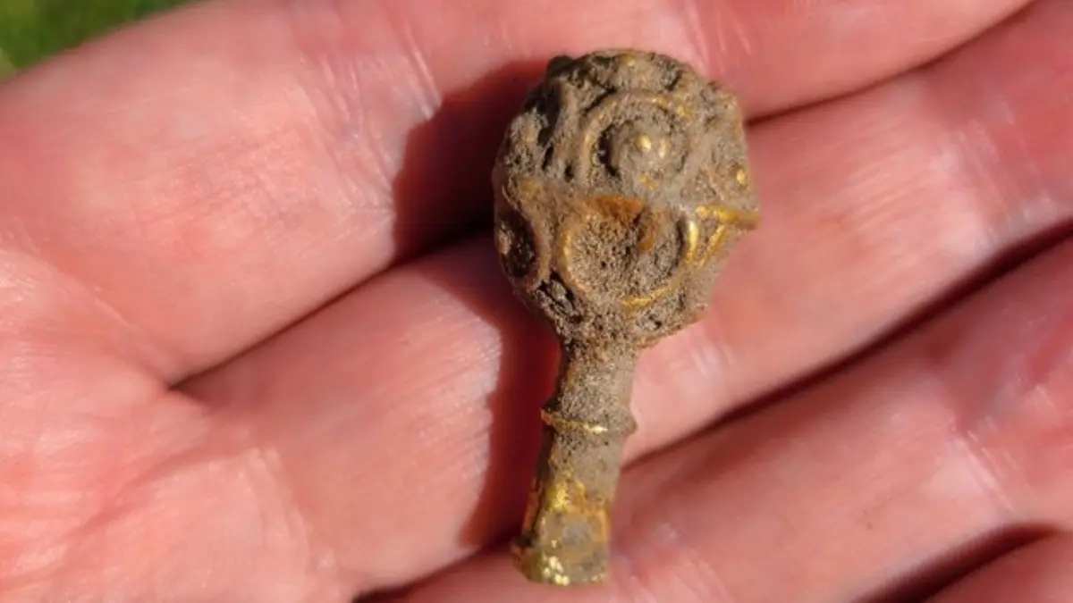 Mahasiswi Newcastle Temukan Pin Emas Langka Abad 9 di Bekas Jalan Romawi