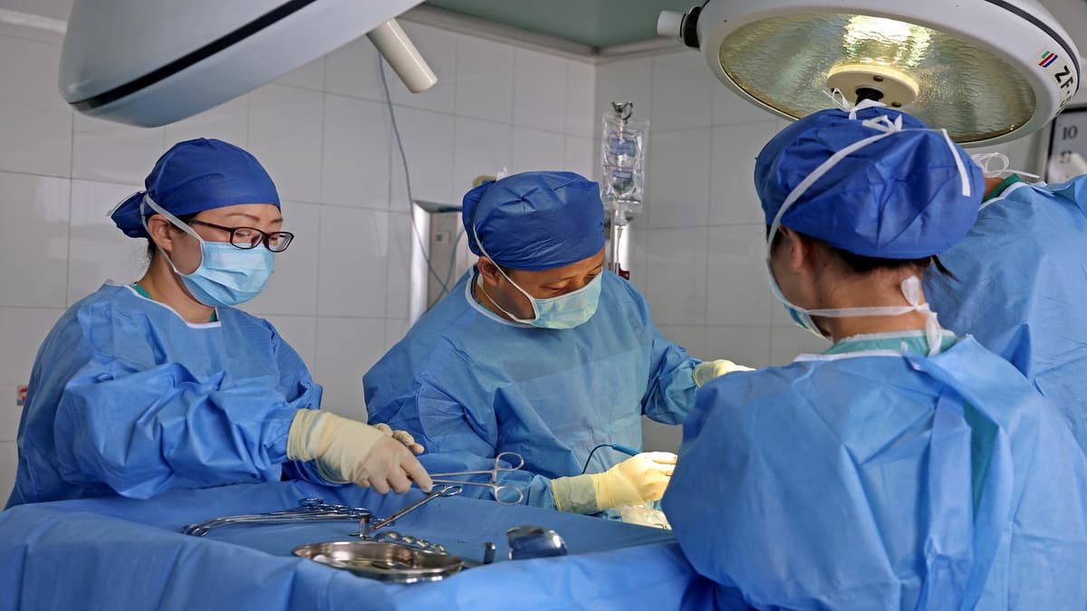 Keajaiban Medis di Shanghai: Pasien Hampir Terputus Leher Diselamatkan Operasi Langka