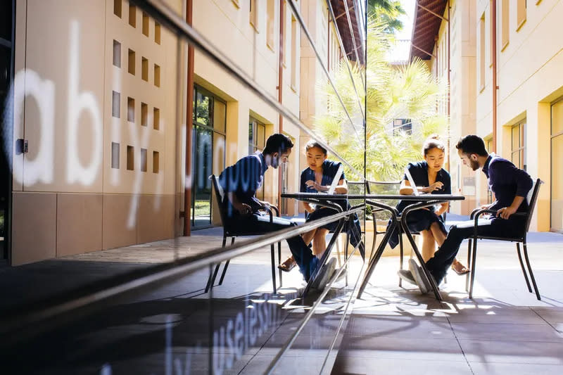 DeepSky: Platform AI Rp 657.80 miliar ($40 Juta)  yang Bantu Mahasiswa MBA Sukses di Dunia Kerja