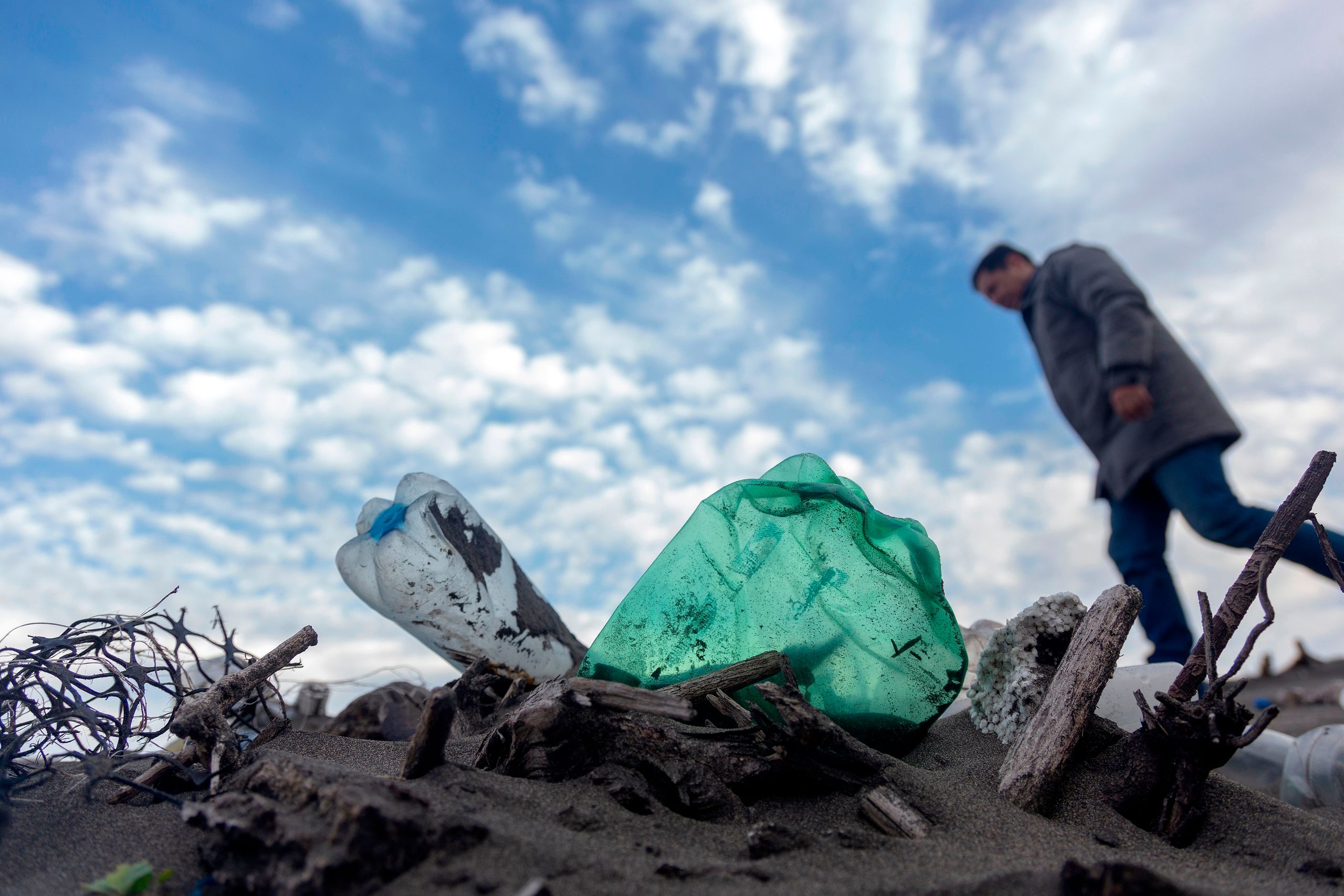 Polusi Botol Plastik di Pantai Pasifik Amerika Latin: Masalah dan Solusi