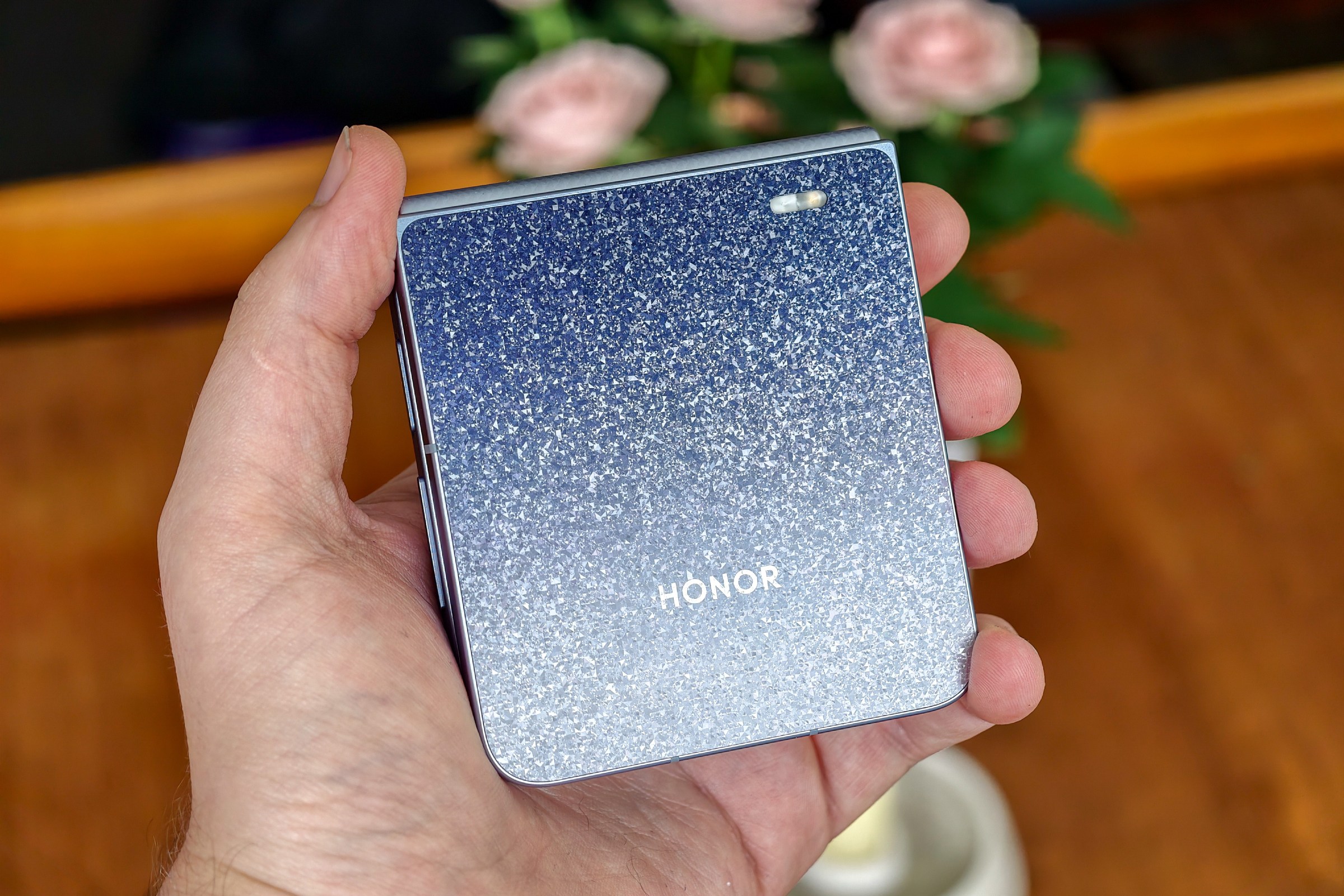 Honor Luncurkan Magic V Flip 2 Edisi Eksklusif Jimmy Choo dengan Fitur Canggih