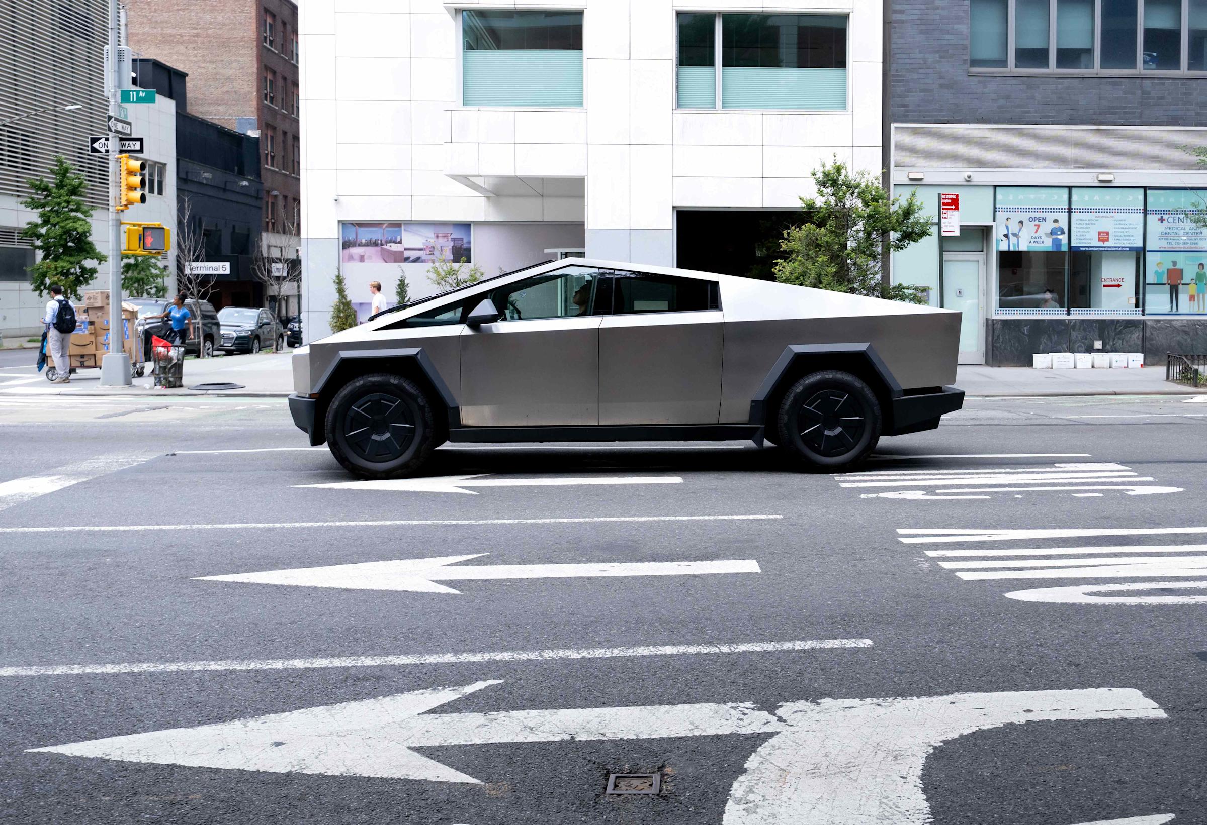 Saham Tesla Melonjak Setelah Isyarat Penurunan Suku Bunga Fed