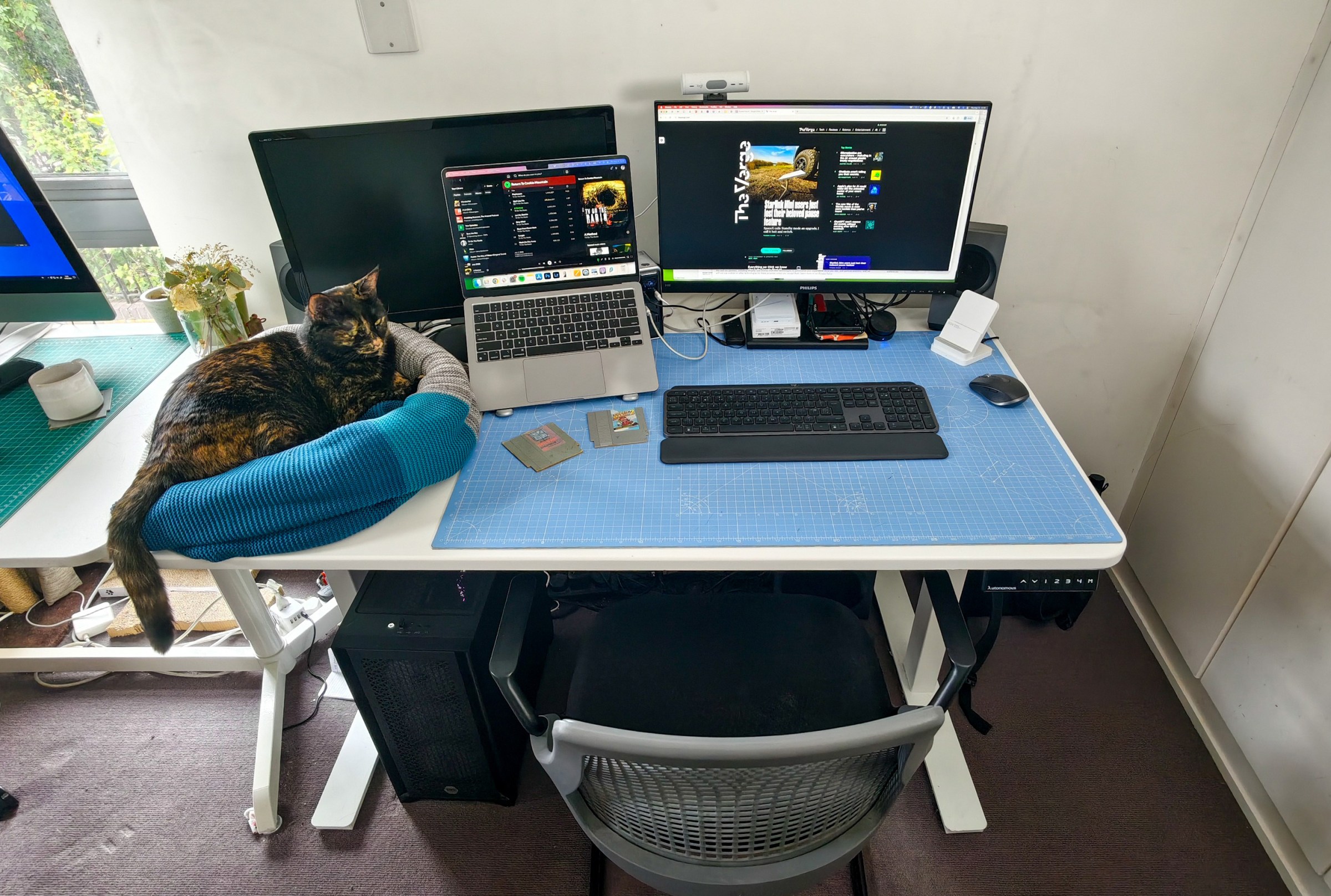 Mengintip Ruang Kerja Dominic Preston di London, Editor The Verge yang Simpul Teknologi dan Hobi