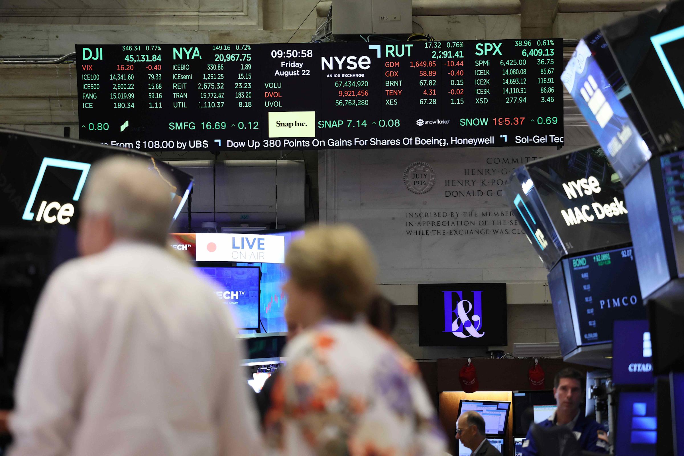 Sinyal Pemotongan Suku Bunga Dorong Saham Perumahan dan Industri Melonjak