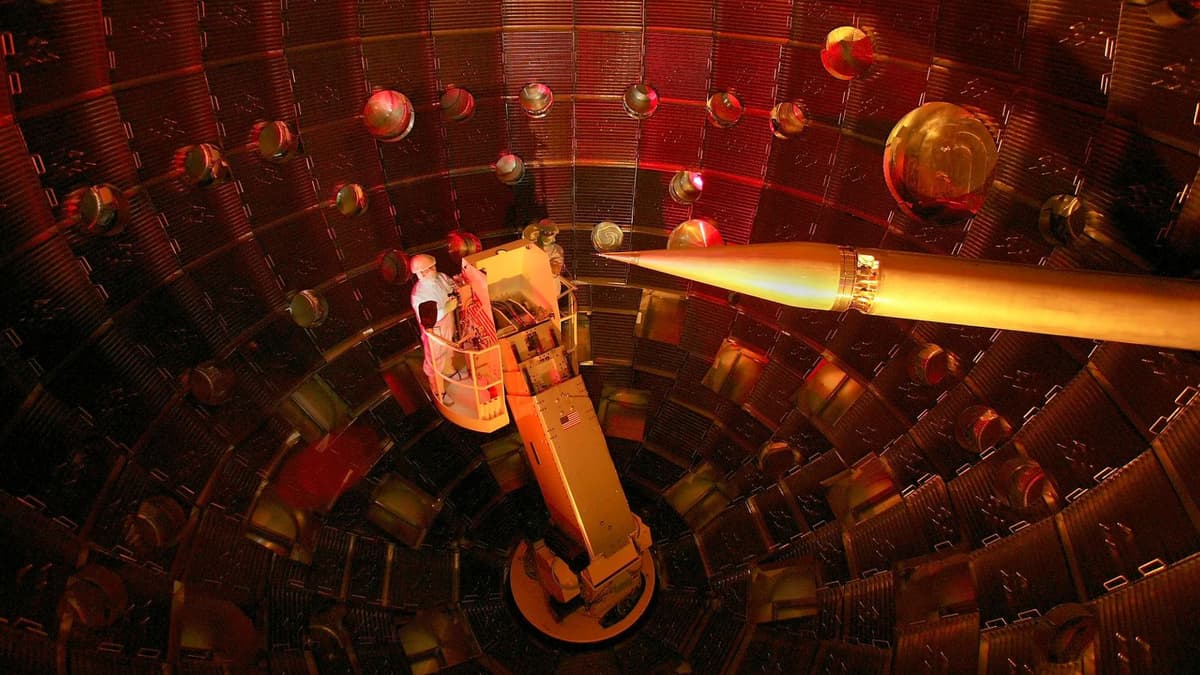 Penelitian Baru Ungkap Cacat Berlian pada Eksperimen Fusi Nuklir Bertekanan Tinggi