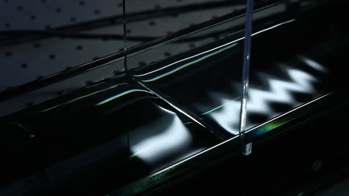 Bagaimana Tegangan Permukaan Mengontrol Gelombang Cairan di Luar Angkasa