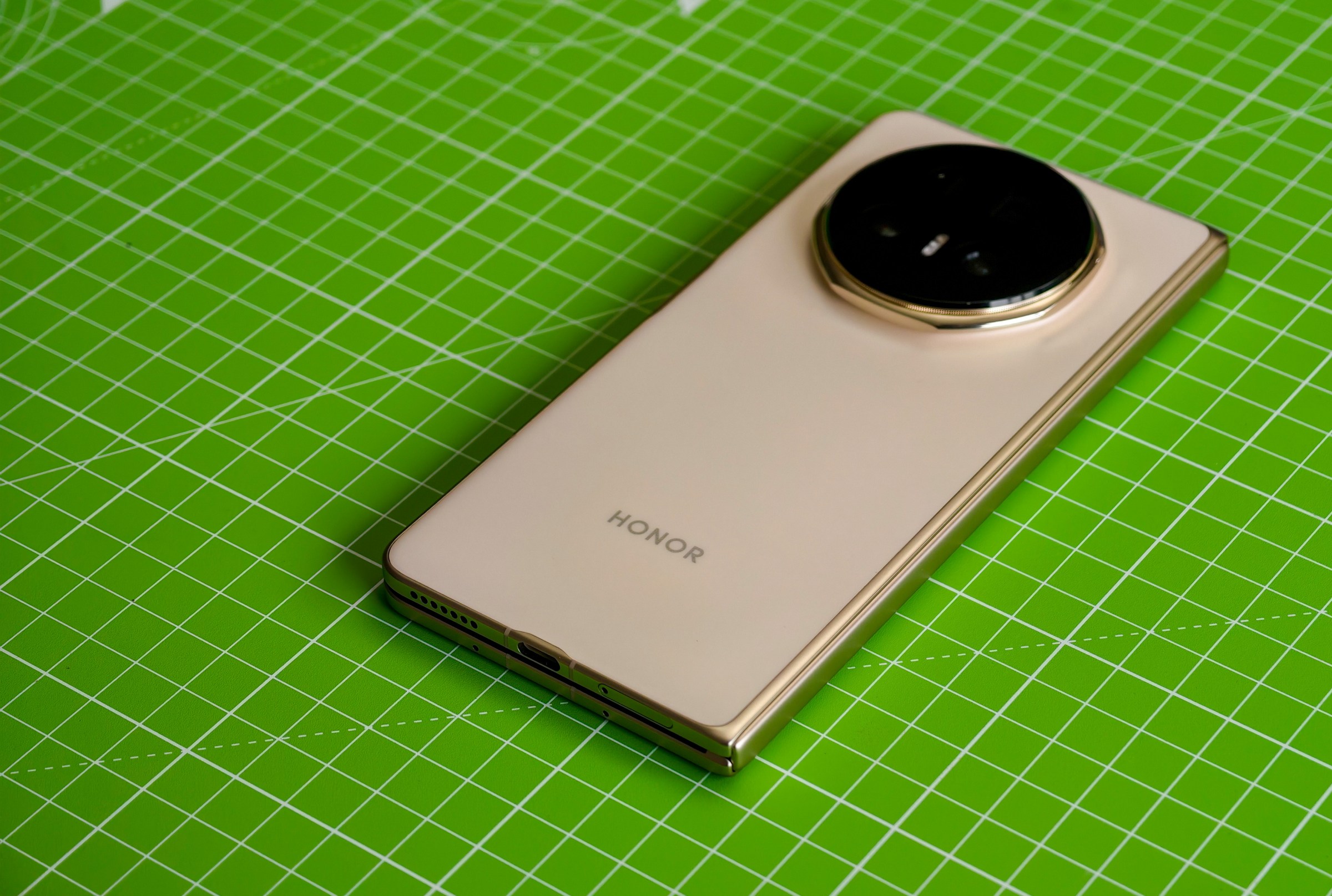 Honor Magic V5: Lipat Tipis dengan Baterai Besar dan Kamera Hebat