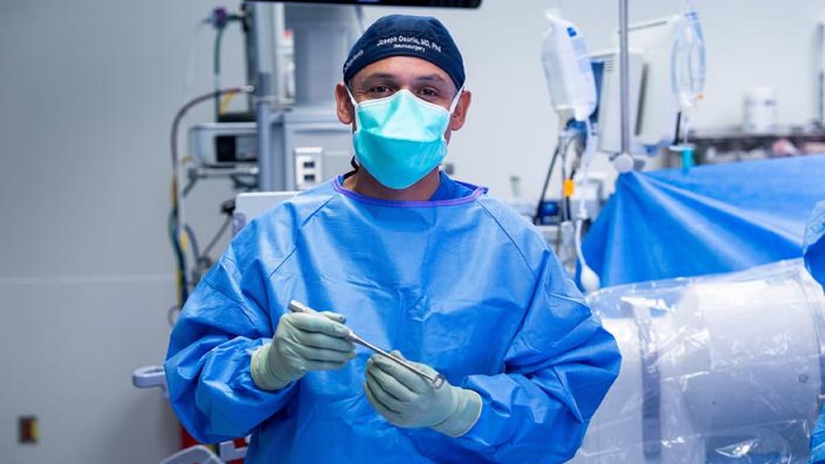 Operasi Tulang Belakang Pertama dengan Implan Personalisasi di Dunia