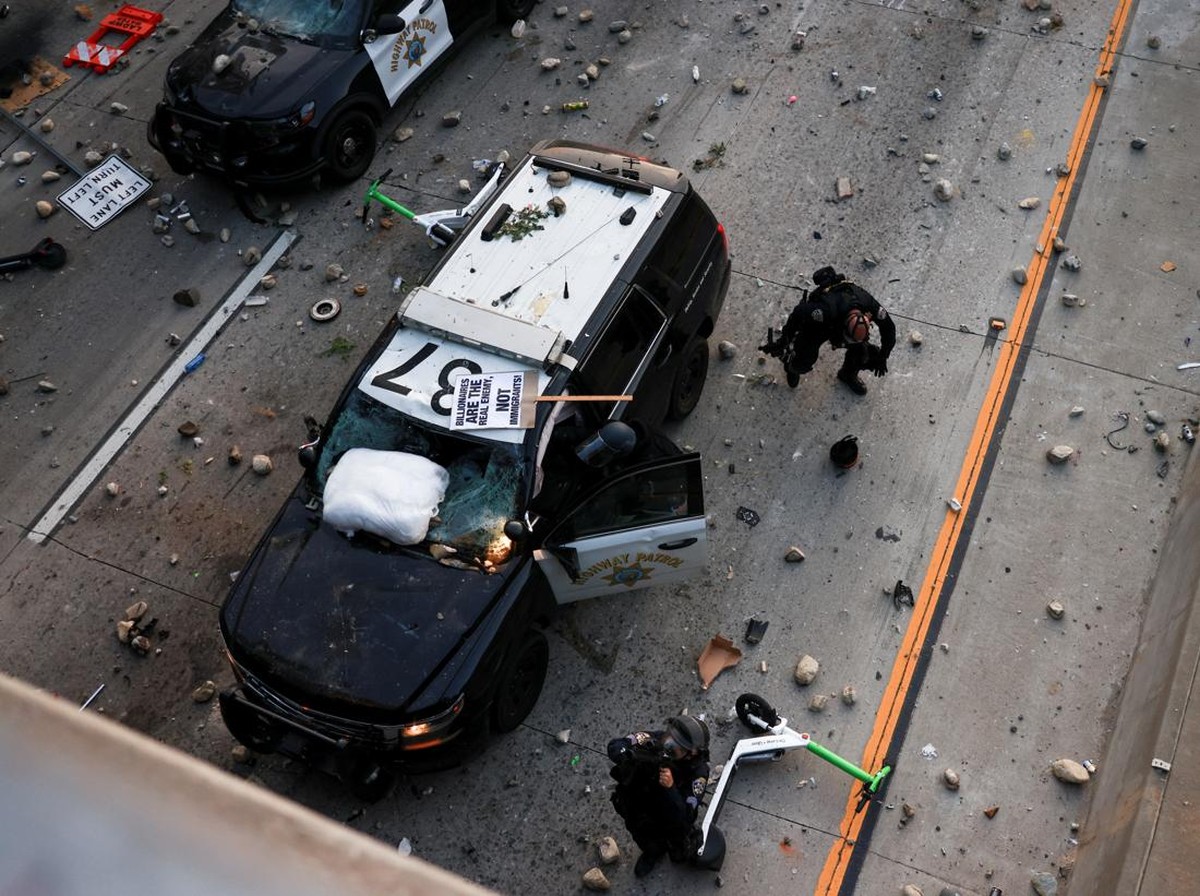 Perang Strategi Robotaxi: Tesla Genjot Ekspansi Cepat Lawan Waymo yang Hati-hati