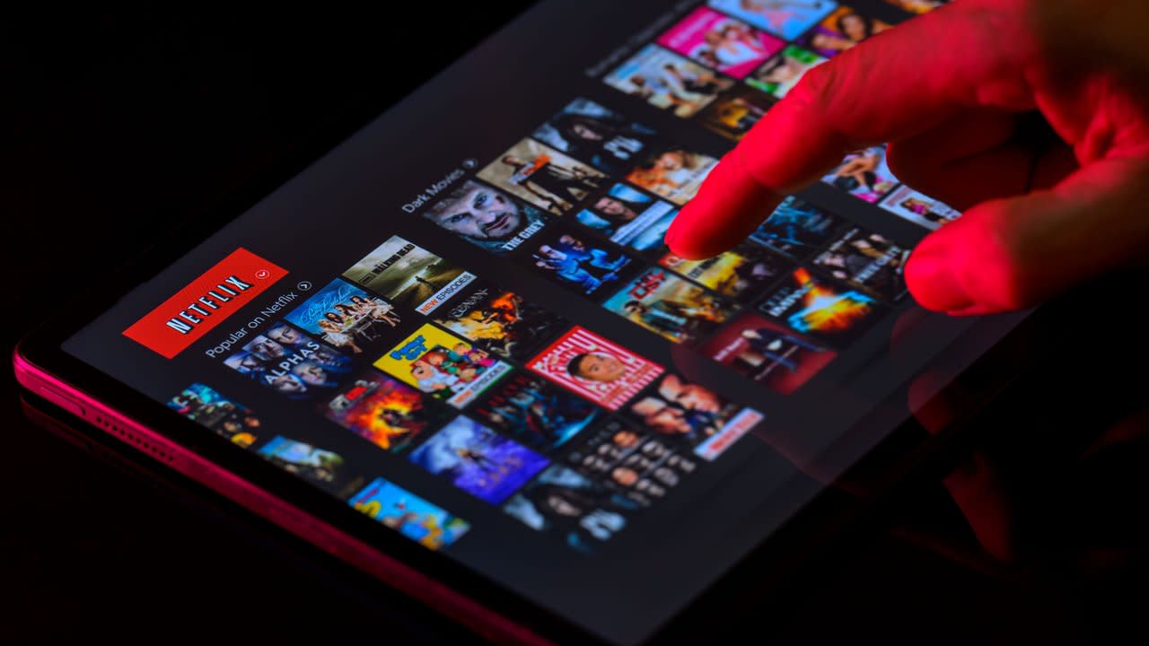 Netflix Kini Mirip TV Kabel: Dari Streaming Bebas ke Jadwal Tetap dan Iklan