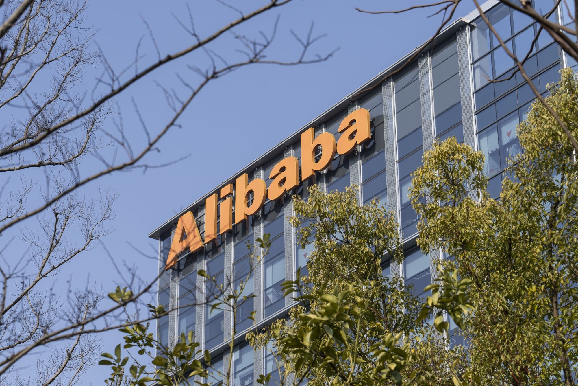 Lonjakan Pendapatan AI Dorong Saham Alibaba Mengalahkan Rival E-Commerce