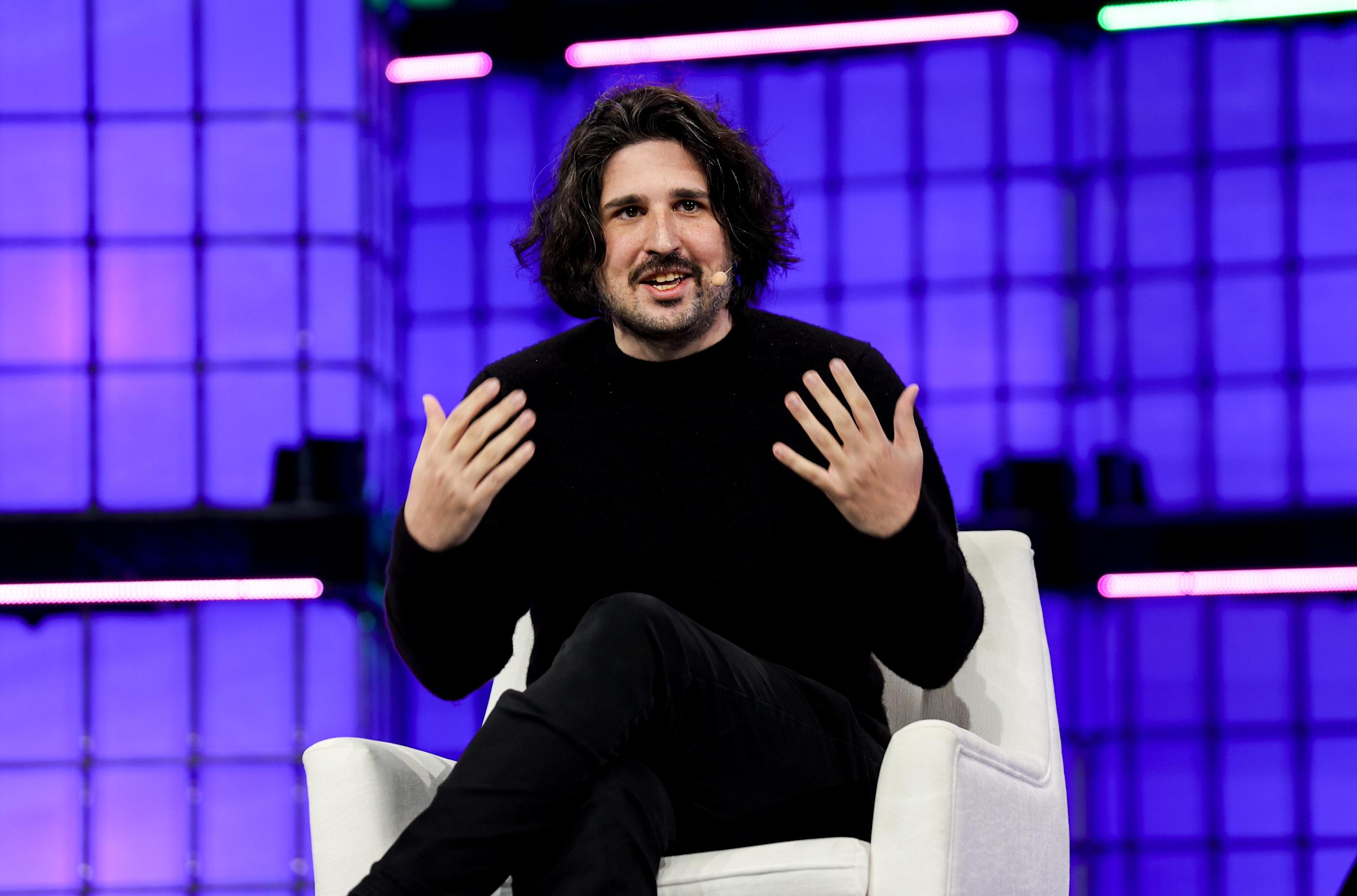 Runway Kembangkan Teknologi AI Simulasi Dunia untuk Robotika dan Mobil Otonom