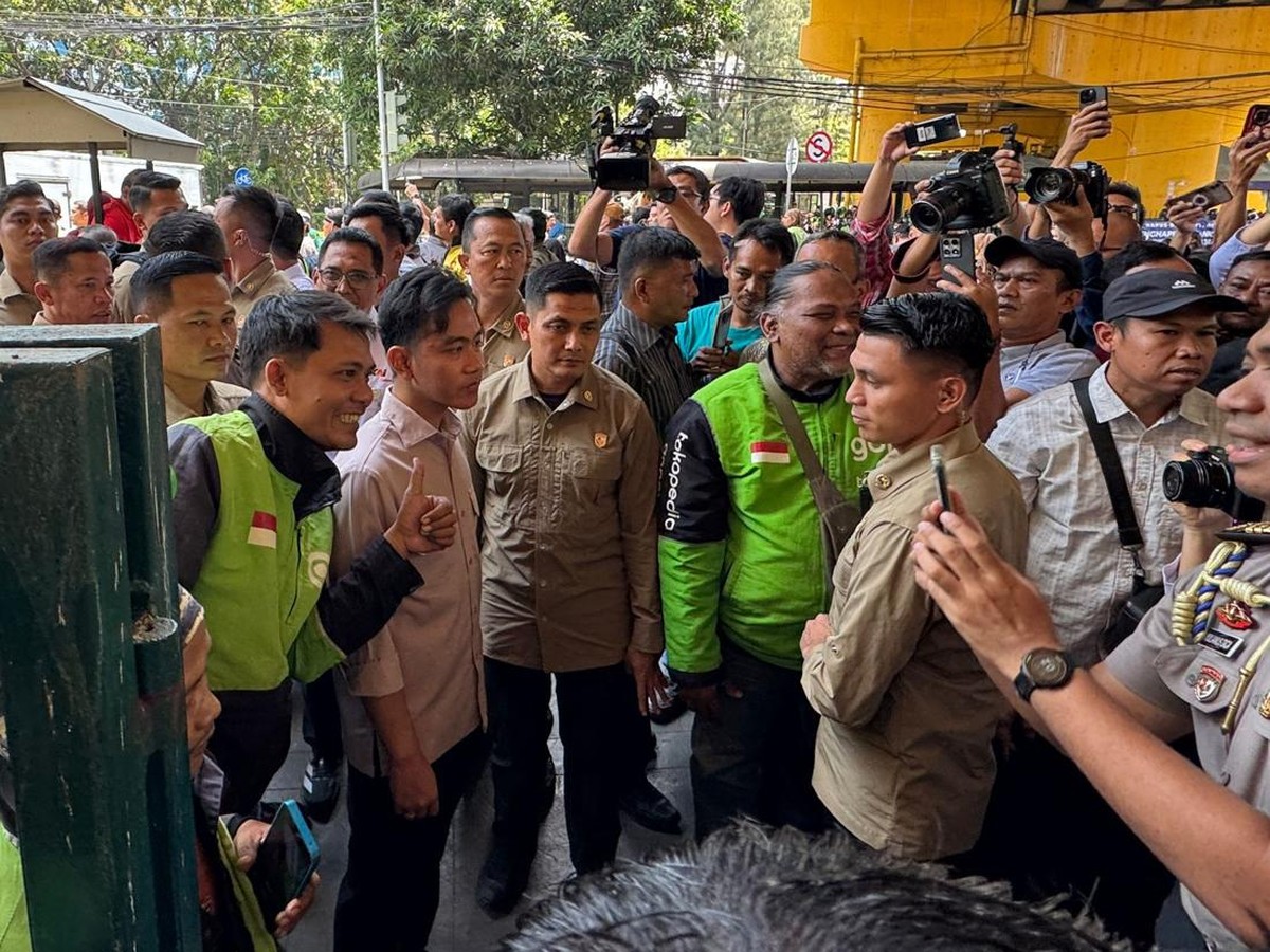 Wapres Gibran Sapa Pengemudi Ojol dan Bagikan Sembako Pasca Demonstrasi