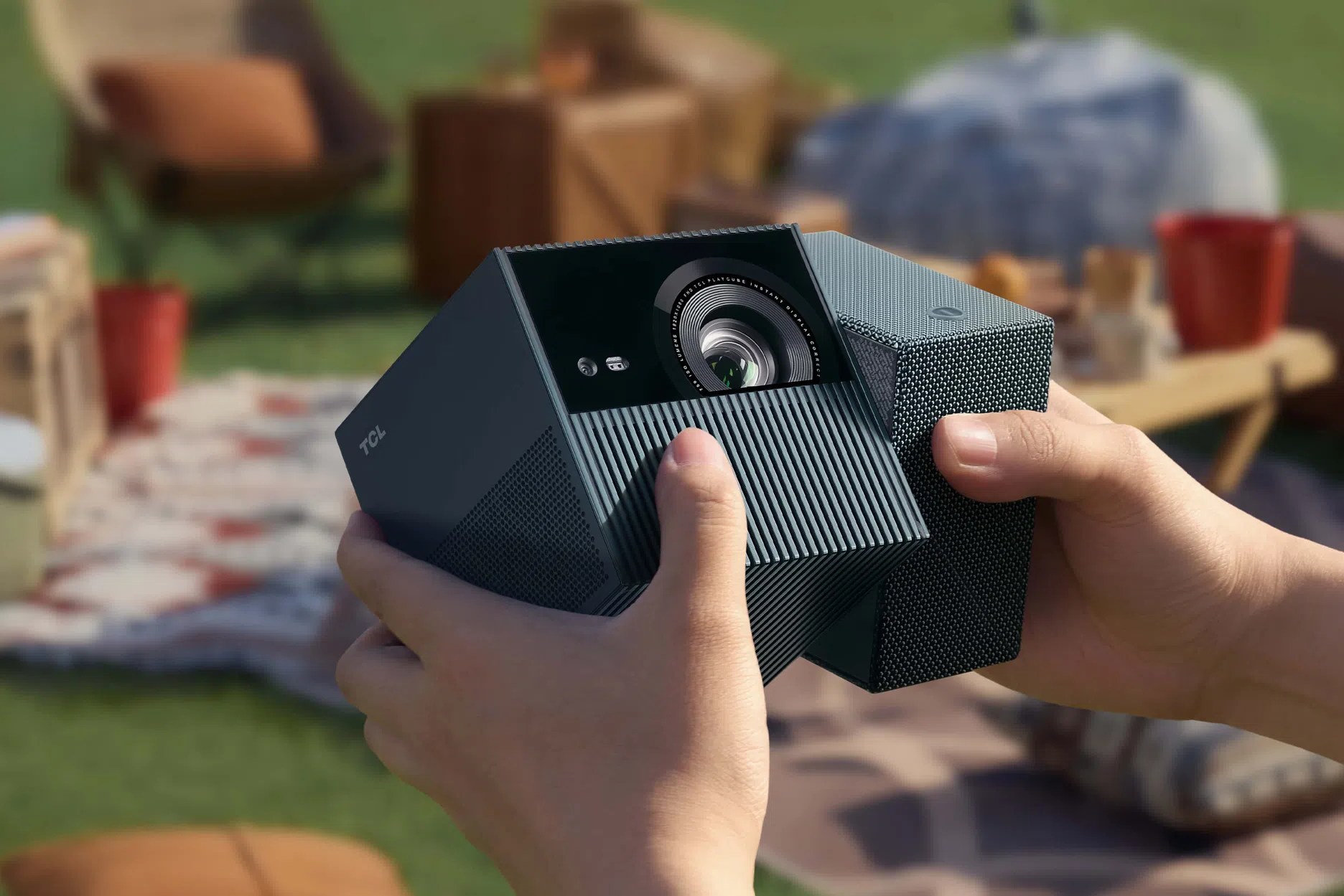 TCL PlayCube: Proyektor Kubus Kekinian untuk Penggemar Camping dan Hiburan Portable
