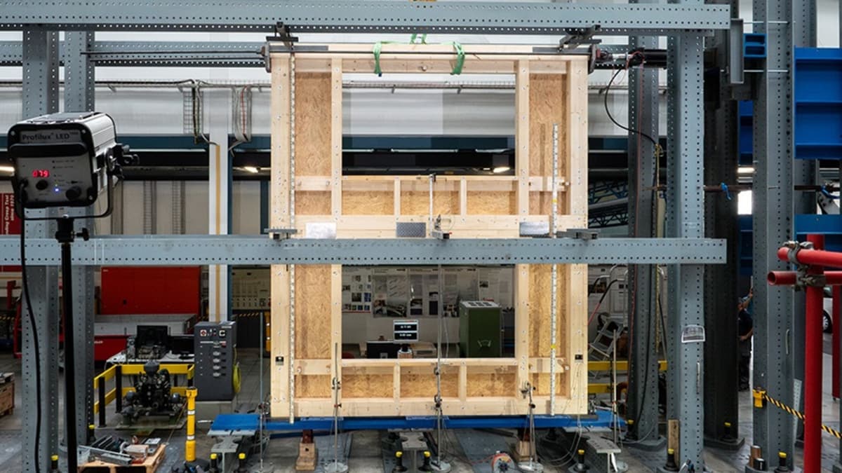 Penelitian Baru: Dinding Kayu Berjendela Tahan Beban Hingga 100 Kilonewton