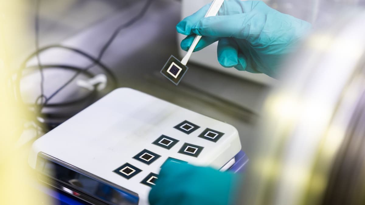 Terobosan Sel Surya Tandem Perovskit-Silikon Lebih Efisien dan Massal