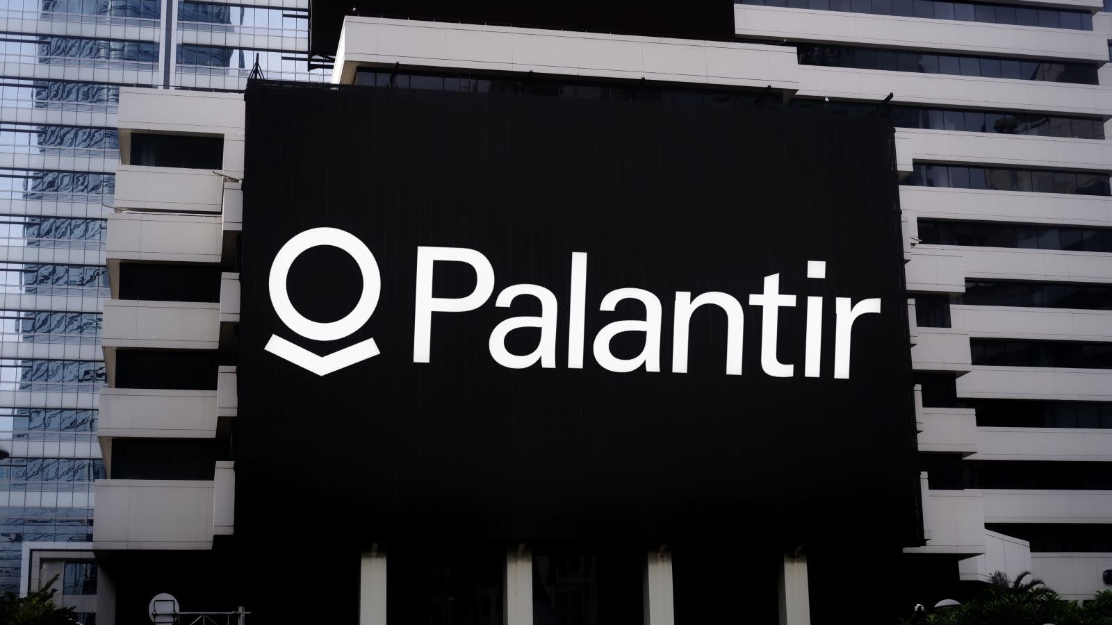 Kemitraan Lumen dan Palantir: Peluang dan Risiko Saham Komersial Palantir