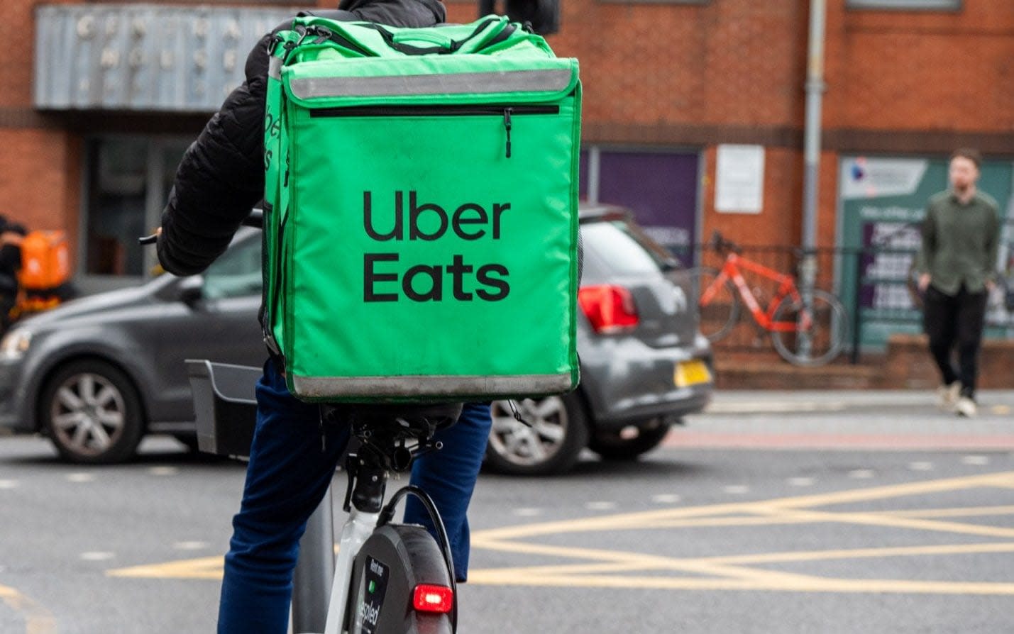 Regulasi Ketat Pegawai Gig Economy Mendorong Kenaikan Biaya Pengantar Makanan