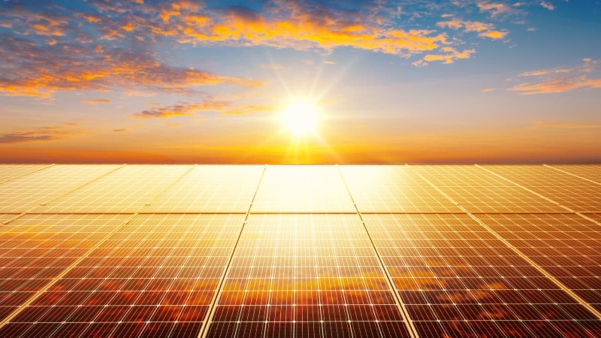 Teknologi Penyimpanan Energi Surya Baru Malah Makin Efisien Saat Panas