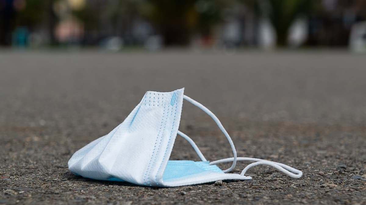 Bahaya Tersembunyi Masker Sekali Pakai: Mikroplastik dan Polutan Lingkungan