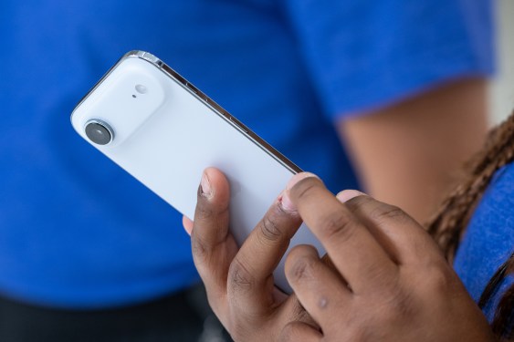 Apple Perkenalkan Sistem Keamanan Terbaru Lawan Spyware di iPhone 17