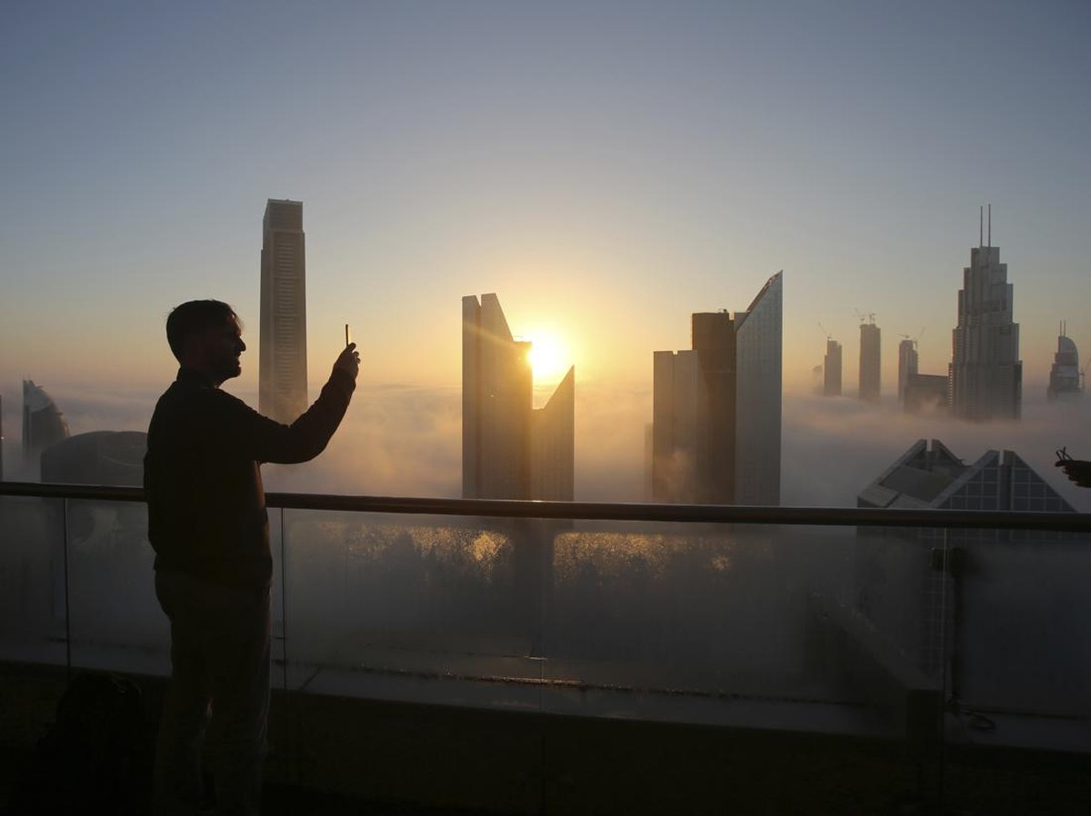 Uni Emirat Arab Tantang AS dan China dengan Model AI Murah dan Canggih