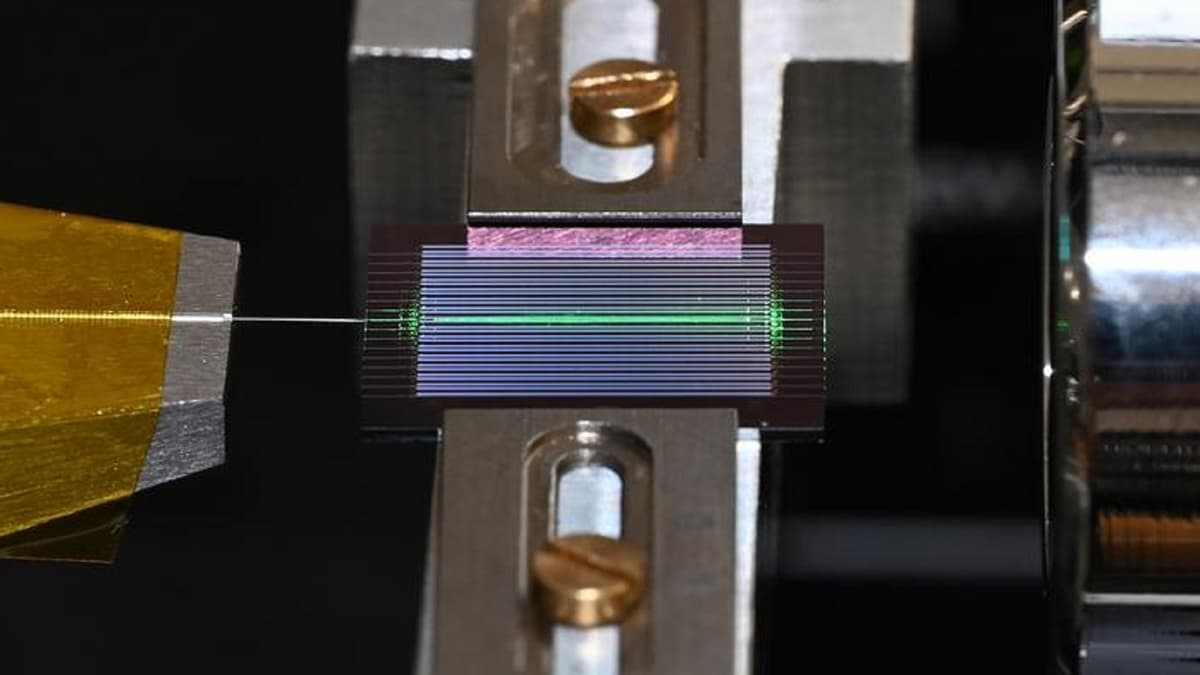 Terobosan Chip Laser Broadband Efisiensi Tinggi untuk Teknologi Masa Depan