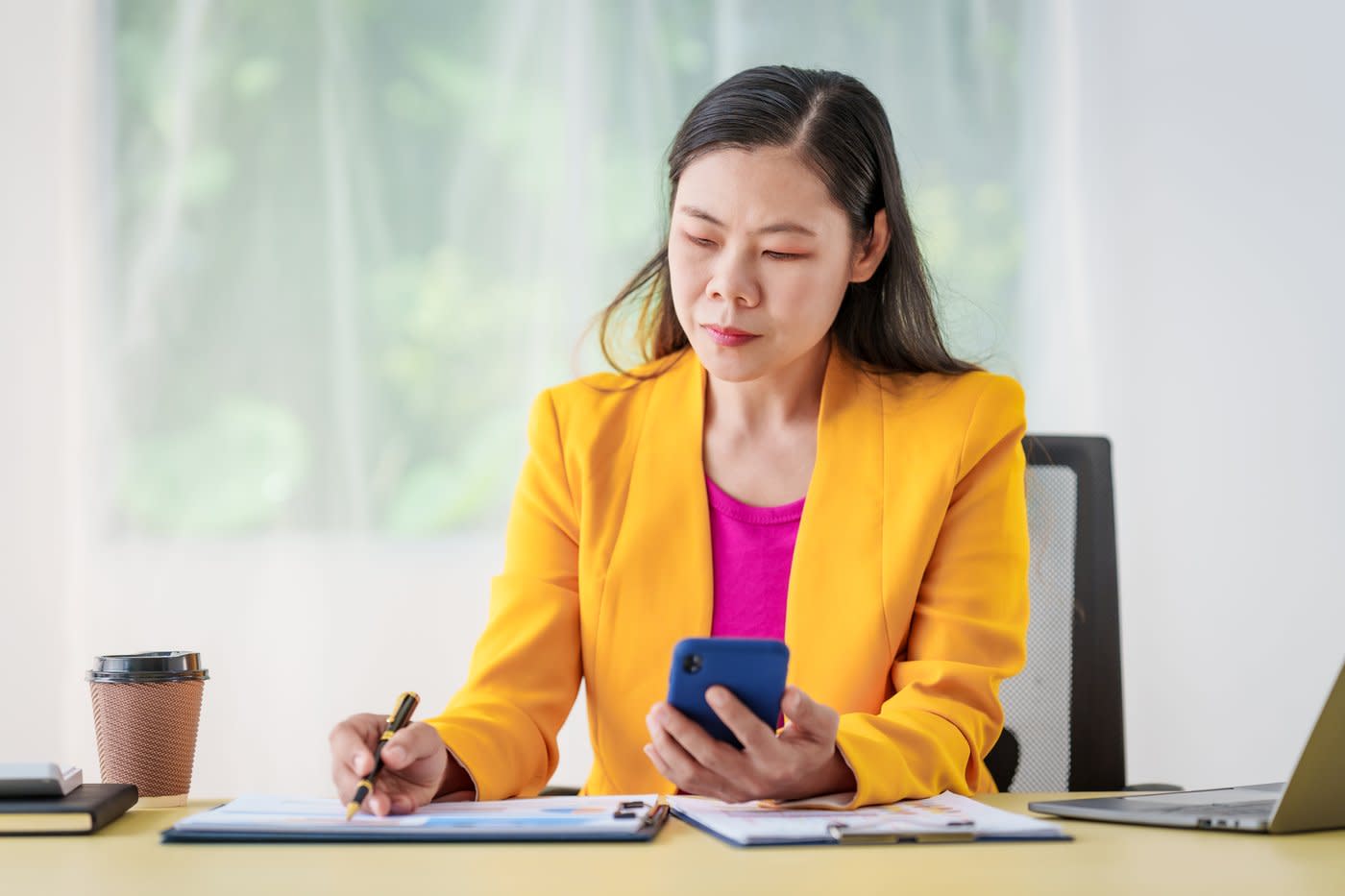 Membedah Pilihan Investasi: XRP Lebih Unggul dari World Liberty Financial