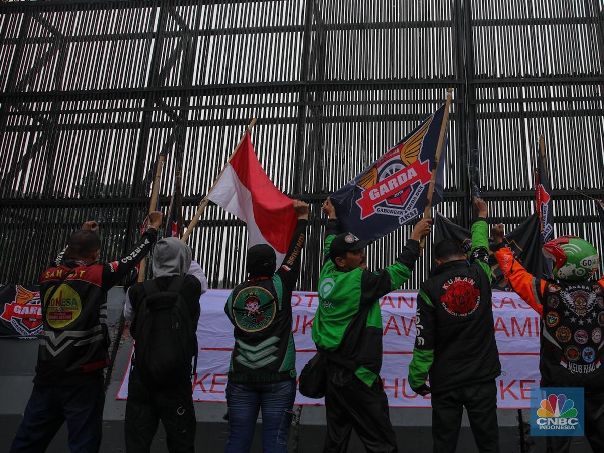 Pengemudi Ojol Demo di DPR Tuntut Potongan Maksimal dan Pengusutan Kasus Affan