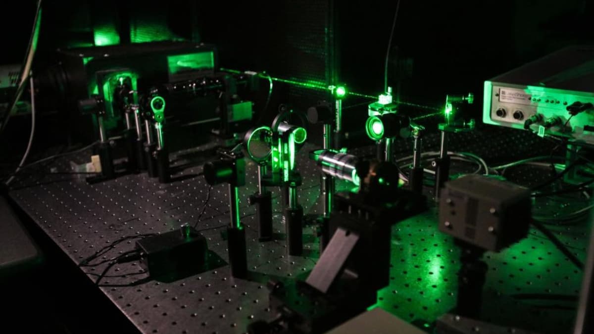 Terobosan Fisika Kuantum: Mengendalikan Partikel Nanoskal untuk Sensor Super Presisi