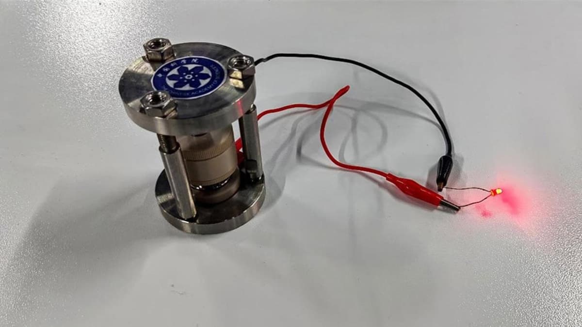 Ilmuwan Tiongkok Ciptakan Baterai Ion Hidrid Pertama untuk Energi Bersih