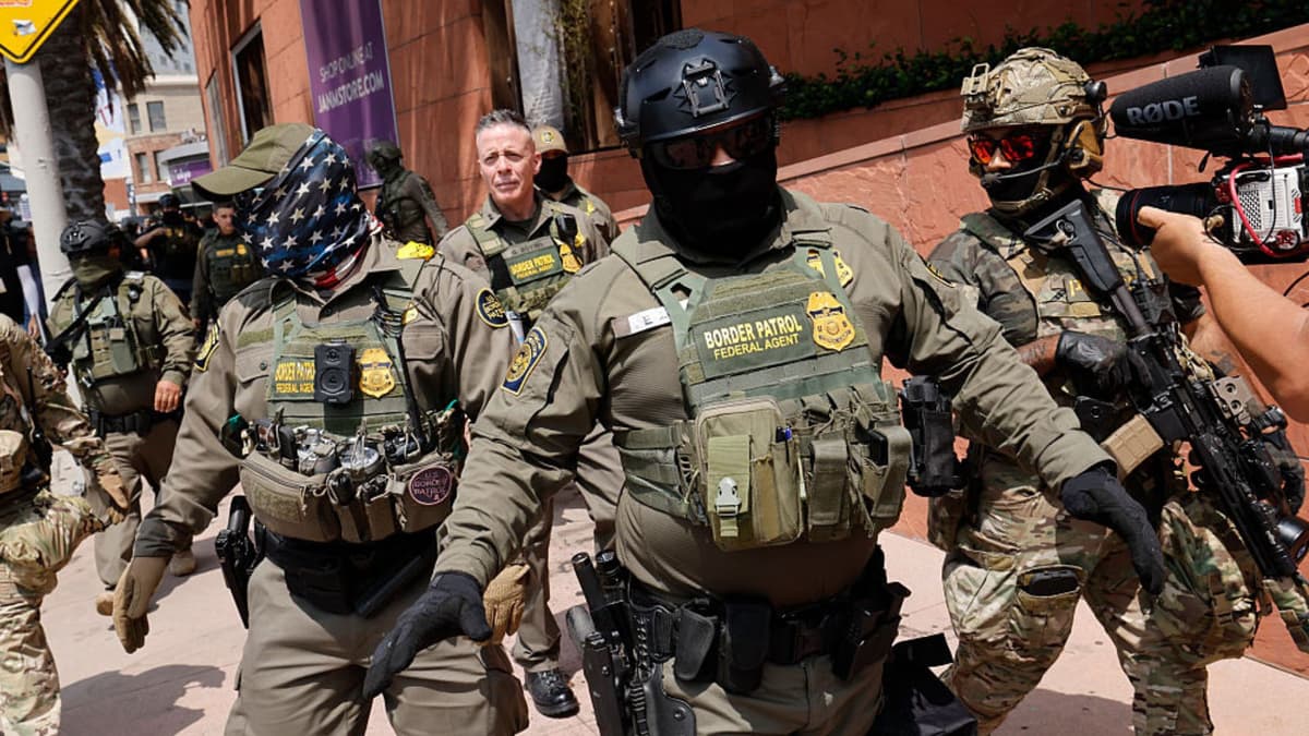 Teknologi Canggih ICE: Mengintai, Menangkap, dan Kontroversi Pengawasan Imigrasi