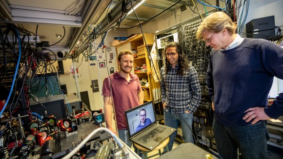 Inovasi 'Conveyor Belt' Atom Lewat Laser Permudah Komputer Kuantum Skala Besar