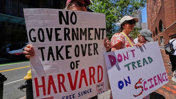 Perseteruan Harvard dan Trump: Dana Riset Miliaran Diblokir dan Perlahan Pulih