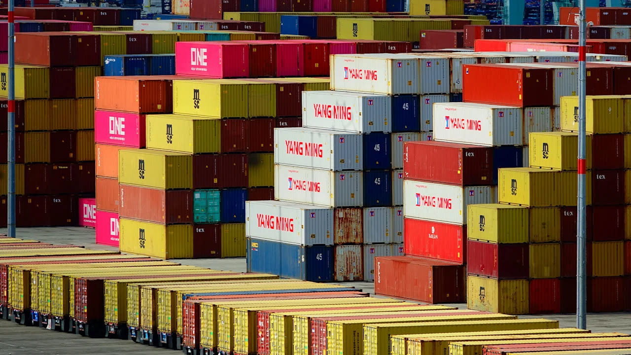 Strategi Cerdik Bisnis Menghadapi Banjir Tarif Presiden Trump