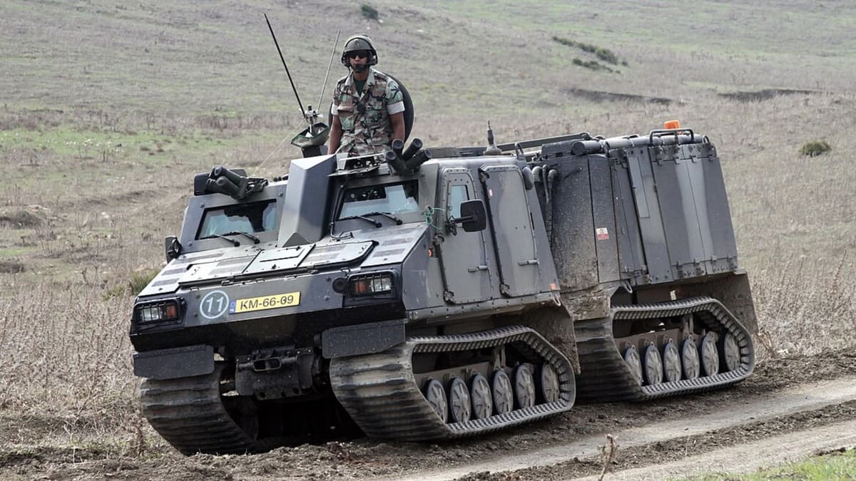 BvS10: Kendaraan Lapis Baja Amfibi Multi-fungsi untuk Medan Berat Militer