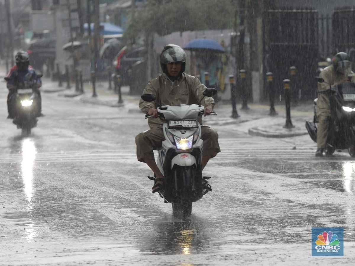 BMKG Waspadai Dua Siklon Tropis Picu Cuaca Ekstrem di Indonesia