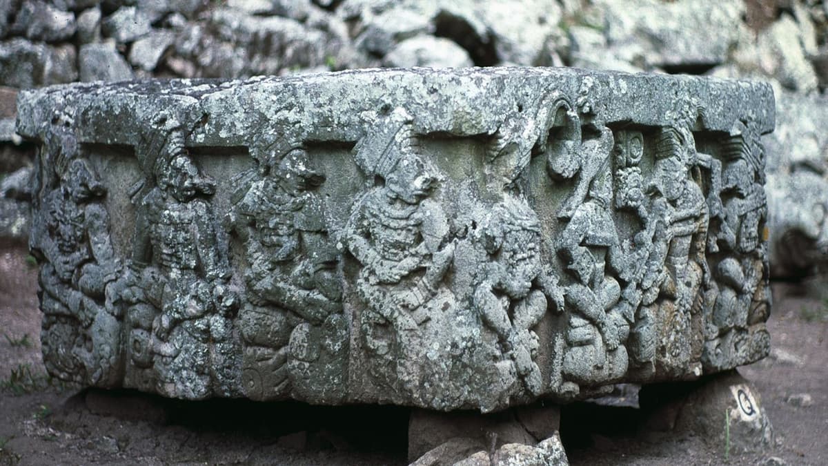 Bahasa Isyarat Tersembunyi di Altar Q: Membaca Kalender Maya Lewat Tangan