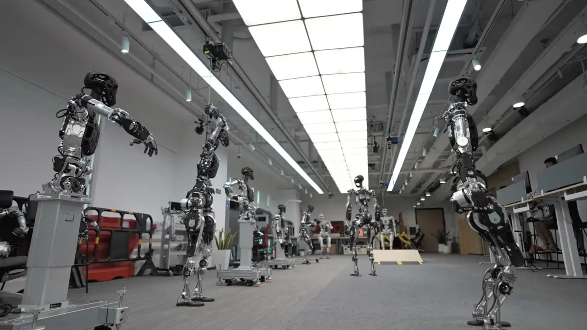 Adam, Robot Humanoid Berjalan Alami dengan Pembelajaran Penguatan dari PND Robotics