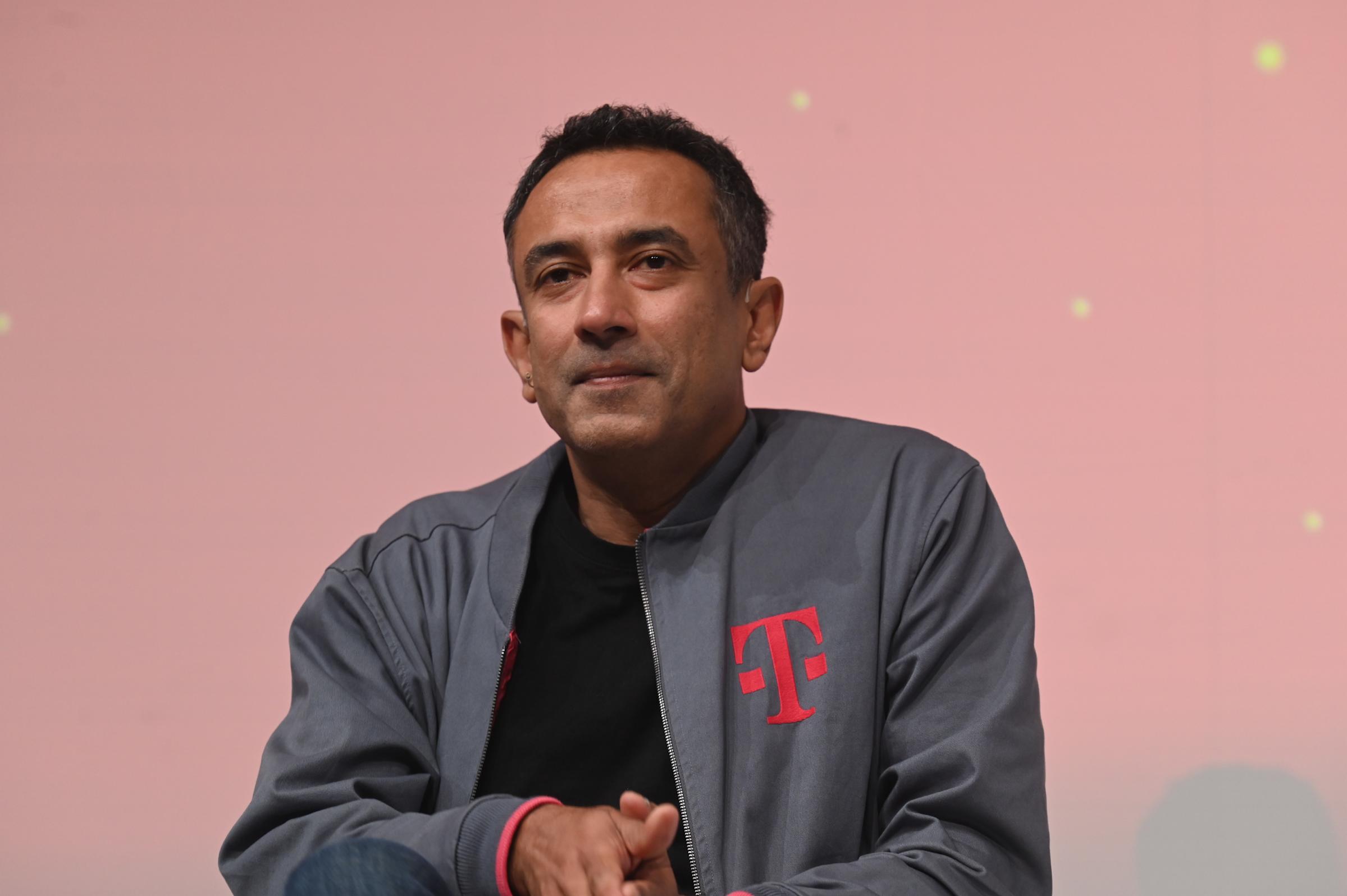 Srini Gopalan Gantikan Mike Sievert, Hadapi Persaingan Baru di T-Mobile - image 1