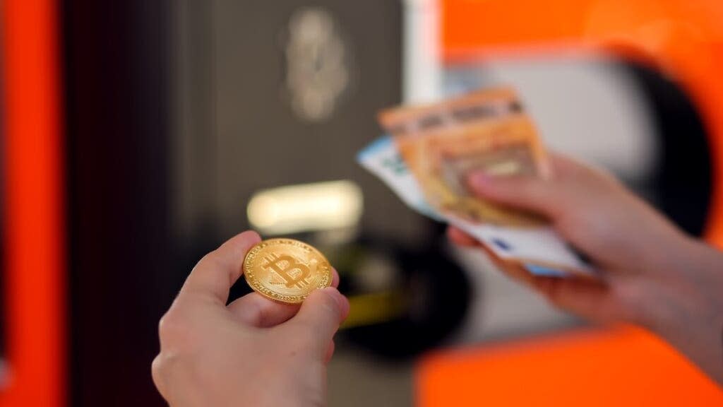 Senator Cynthia Lummis Tuntut Atasi Penipuan Mesin ATM Bitcoin di Wyoming - image 1