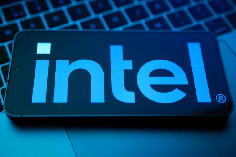 Intel Cari Investasi Besar untuk Bangkit dari Penurunan di Dunia Chip