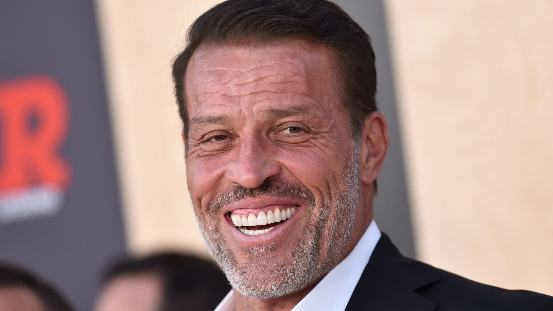 Cara Tony Robbins Ajarkan Investasi Konsisten Agar Keuangan Kuat di Masa Depan