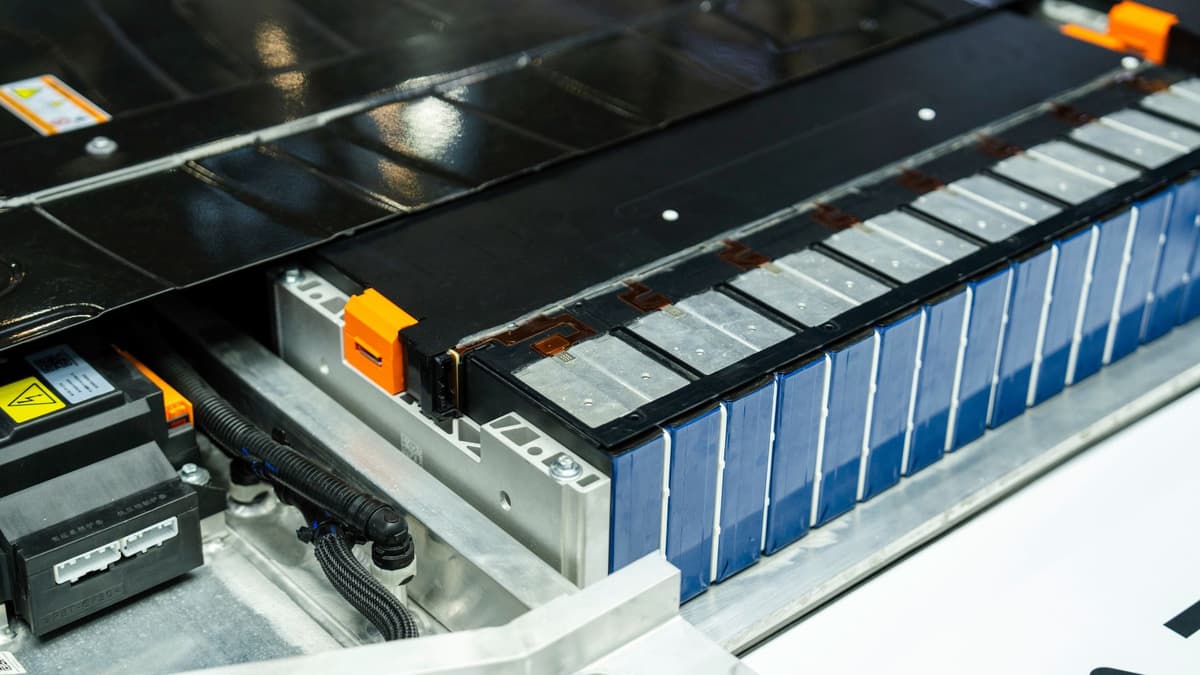 Terobosan Baterai Natrium Solid-State untuk Kinerja Maksimal di Suhu Dingin