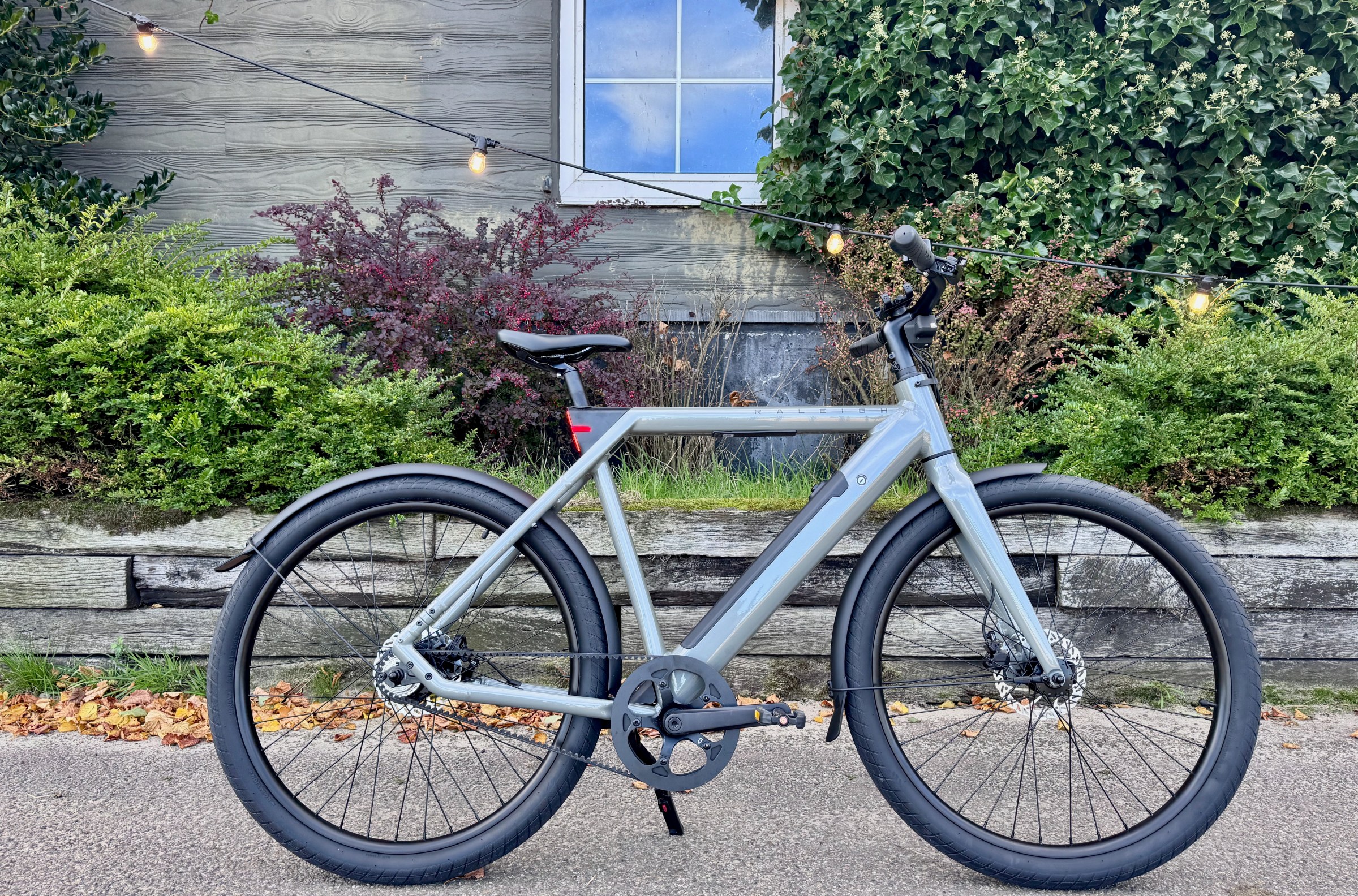 Raleigh One: Sepeda Listrik Sederhana untuk Kota Datar dengan Anti-Pencurian Canggih