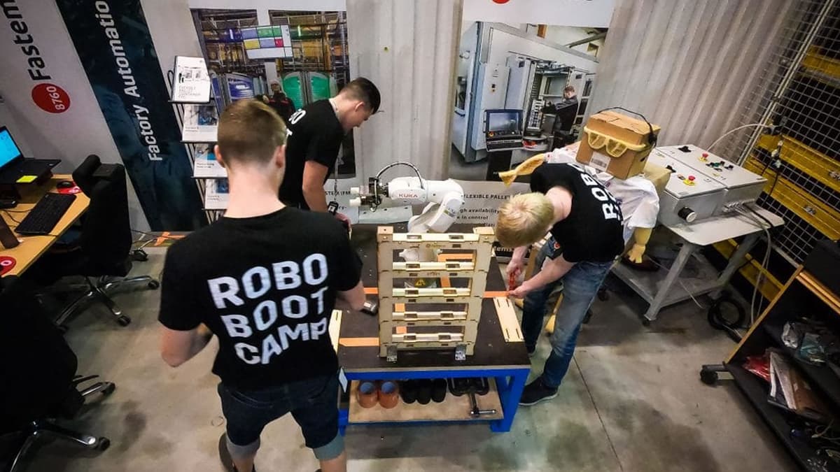 China Bangun Boot Camp Robot Besar untuk Percepat Inovasi AI Humanoid