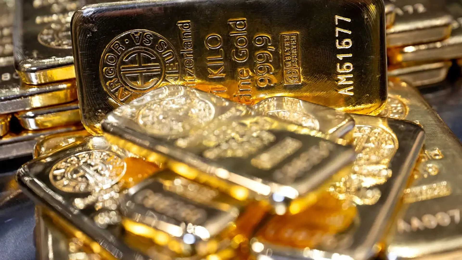 Menggali Keterkaitan Emas dan Bitcoin Sebagai Penyimpan Nilai Digital dan Fisik