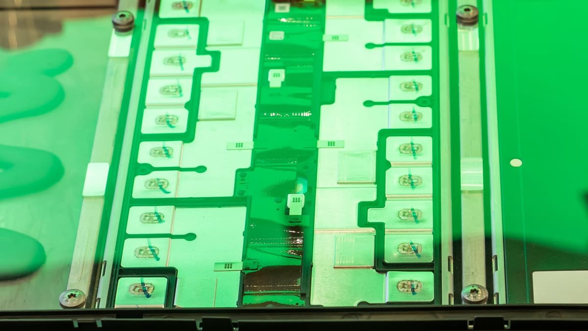 Modifikasi Molekul Elektrolit Tingkatkan Baterai Ion Seng Berair Lebih Stabil