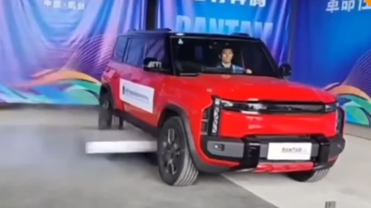 Sistem Keselamatan Baterai EV Unik dari China: Melempar Paket Baterai Terbakar