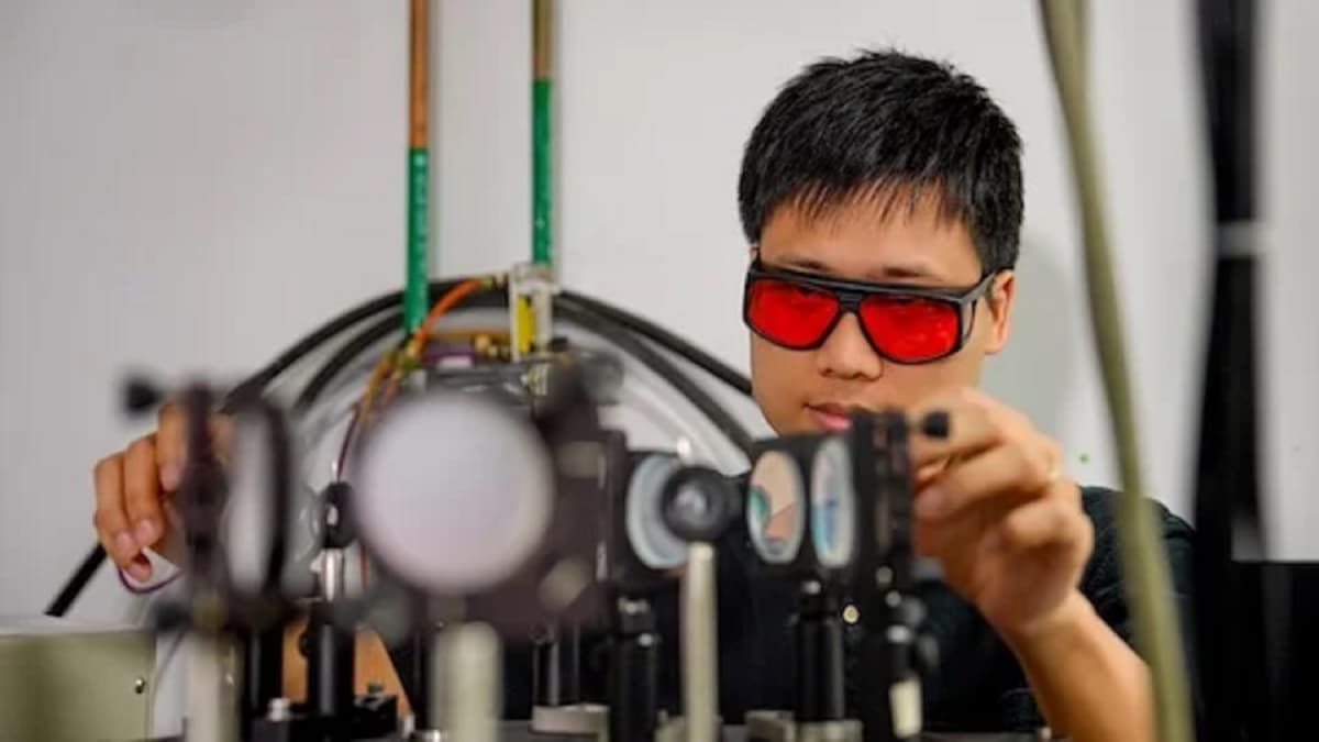 Mengendalikan Getaran Atom dan Cahaya untuk Perangkat Optoelektronik Canggih